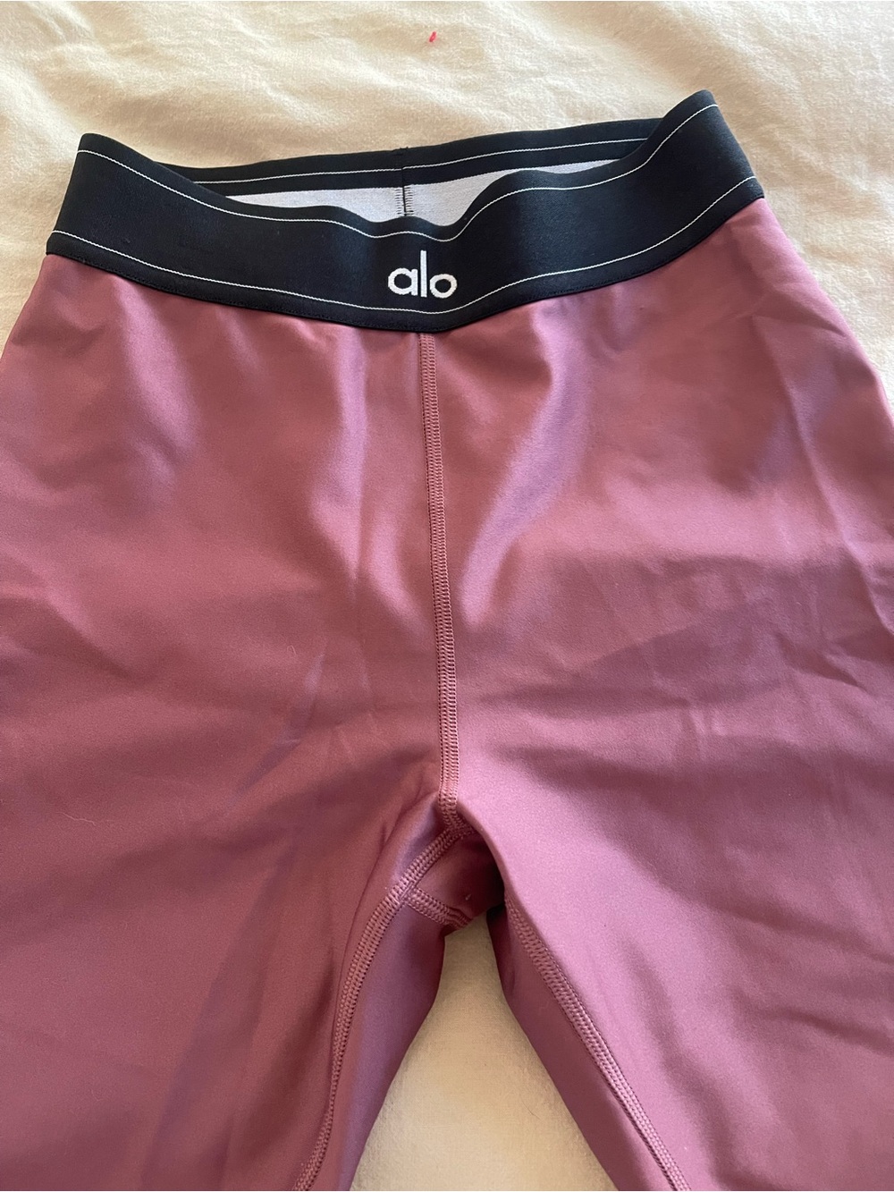 ALO High-Waist Leggings in Mauve with Black Waistband